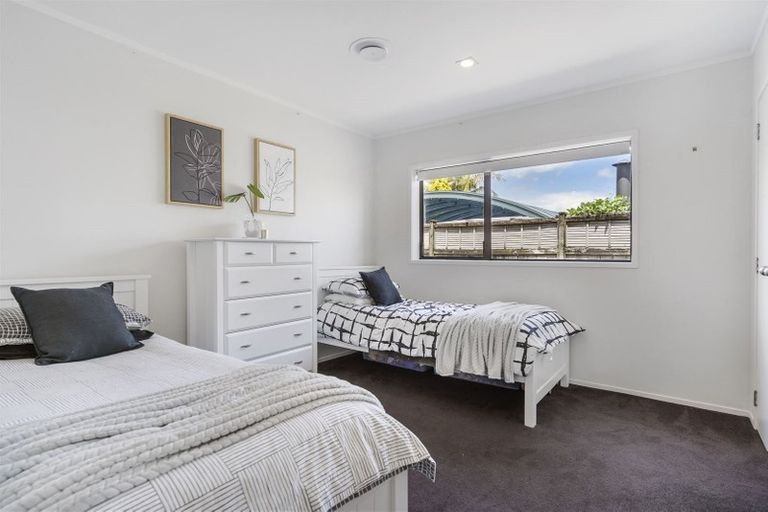 Photo of property in 70 Golfland Drive, Golflands, Auckland, 2013