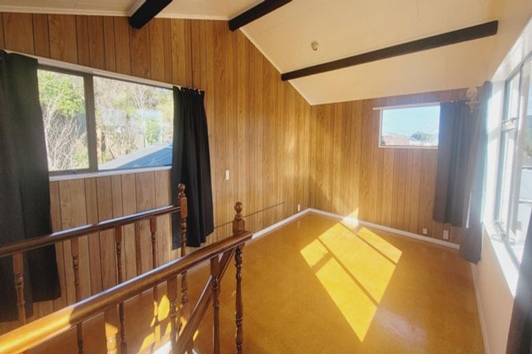 Photo of property in 114 Gloaming Hill, Titahi Bay, Porirua, 5022