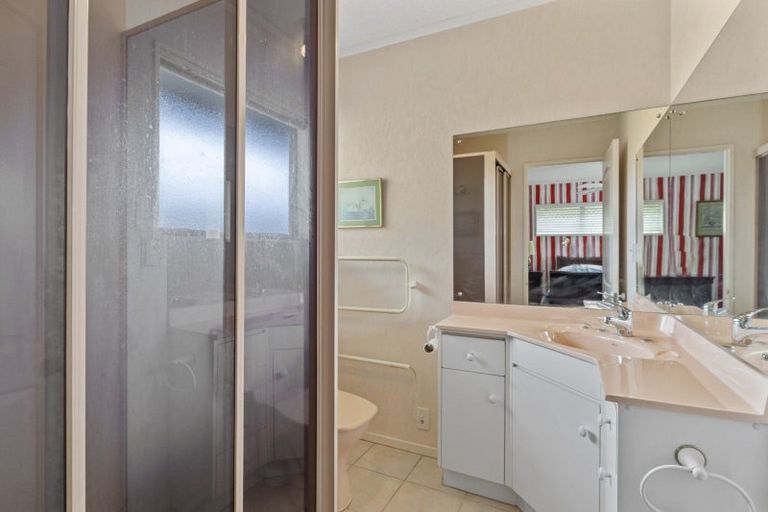 Photo of property in 38 Kakariki Grove, Waikanae, 5036