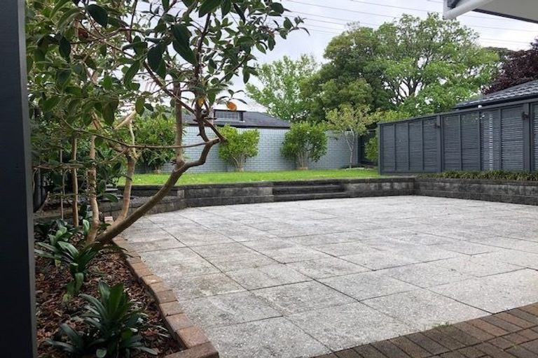 Photo of property in 2/42 Aberdeen Road, Campbells Bay, Auckland, 0620