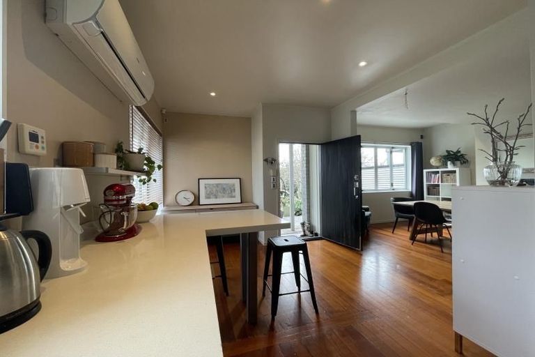 Photo of property in 60 Waiohua Road, Greenlane, Auckland, 1061