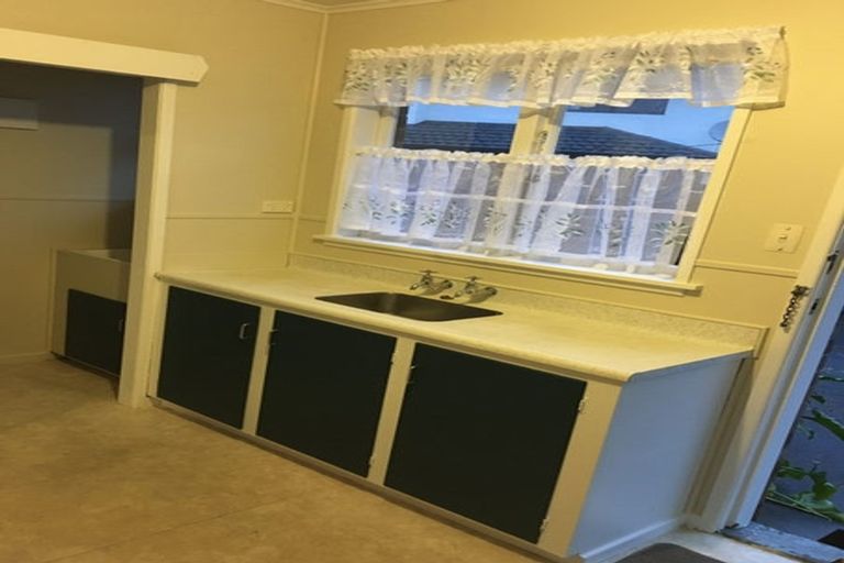 Photo of property in 82 Flanshaw Road, Te Atatu South, Auckland, 0610