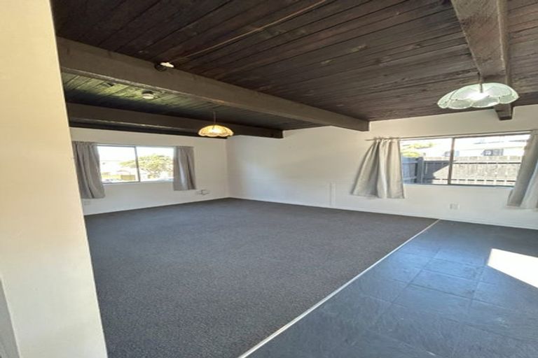 Photo of property in 112 Akaroa Drive, Maupuia, Wellington, 6022