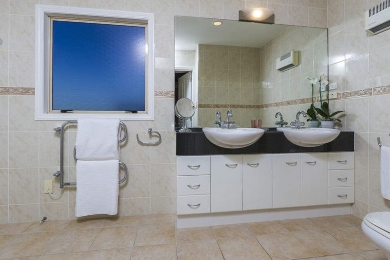 Photo of property in 1/25 Churchill Road, Murrays Bay, Auckland, 0630