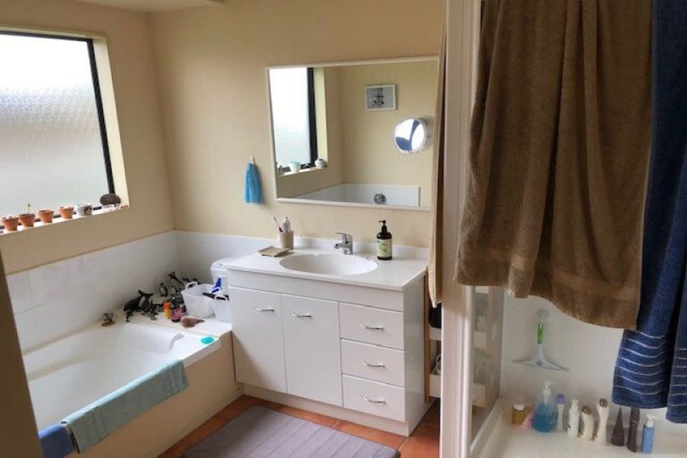 Photo of property in 64 Ruapehu Drive, Fitzherbert, Palmerston North, 4410