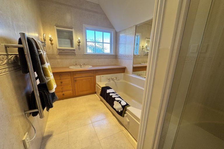 Photo of property in 14 Roslyn Road, Bluff Hill, Napier, 4110