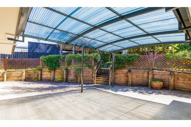 Photo of property in 4 Cloghan Close, Massey, Auckland, 0614