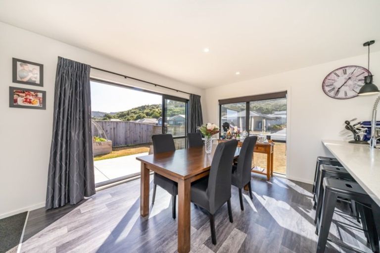 Photo of property in 100 Riverstone Drive, Riverstone Terraces, Upper Hutt, 5018