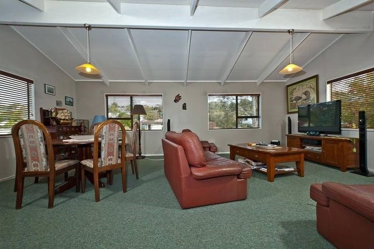 Photo of property in 19 Topliss Drive, Northcross, Auckland, 0632
