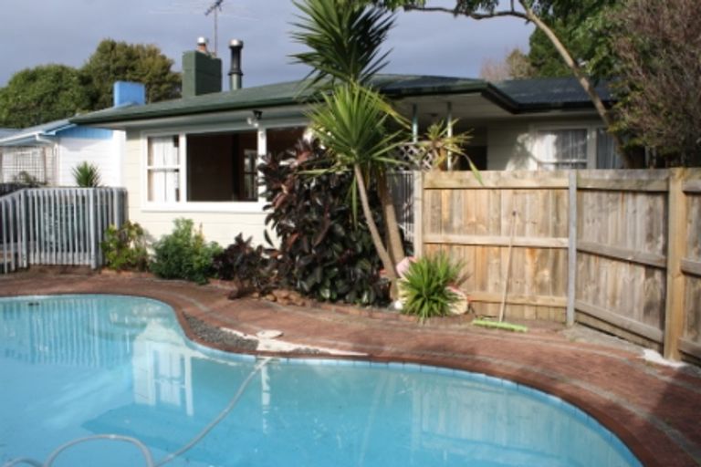 Photo of property in 15 Gills Avenue, Papakura, 2110