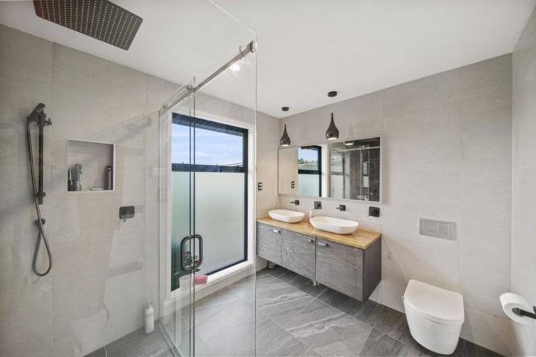 Photo of property in 147 Edgewater Drive, Pakuranga, Auckland, 2010