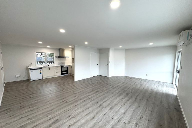 Photo of property in 48 Lauderdale Road, Birkdale, Auckland, 0626