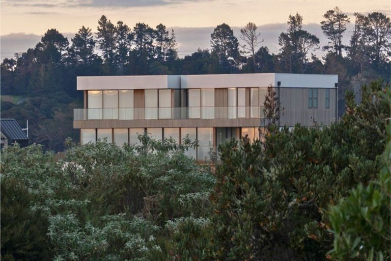 Photo of property in 15 Ridgelea Road, Long Bay, 0792