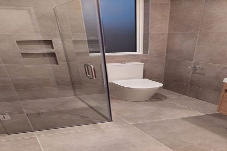 Photo of property in 1c Taupiko Place, Green Bay, Auckland, 0604