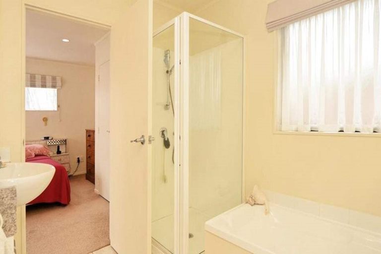 Photo of property in 143 Colwill Road, Massey, Auckland, 0614