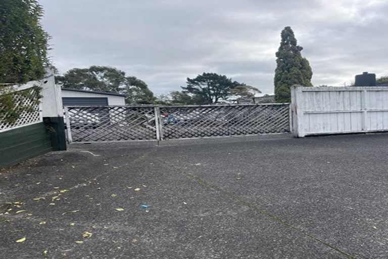 Photo of property in 125 Millbrook Road, Sunnyvale, Auckland, 0612