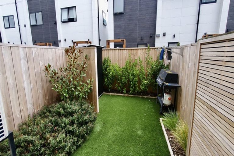 Photo of property in 7/22 Yeovil Road, Te Atatu Peninsula, Auckland, 0610