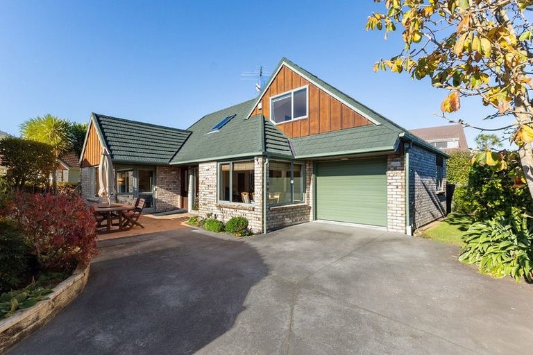 Photo of property in 8 Rewarewa Crescent, Waikanae, 5036
