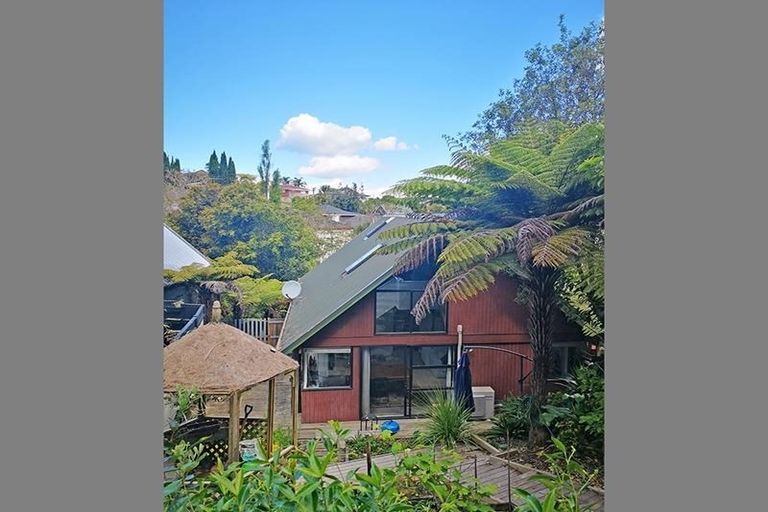 Photo of property in 2/52 Heathcote Road, Castor Bay, Auckland, 0620