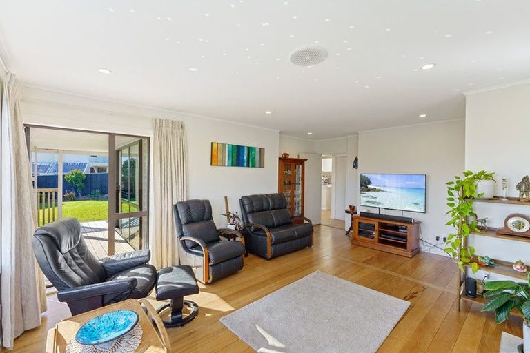 Photo of property in 10 Winara Avenue, Waikanae, 5036