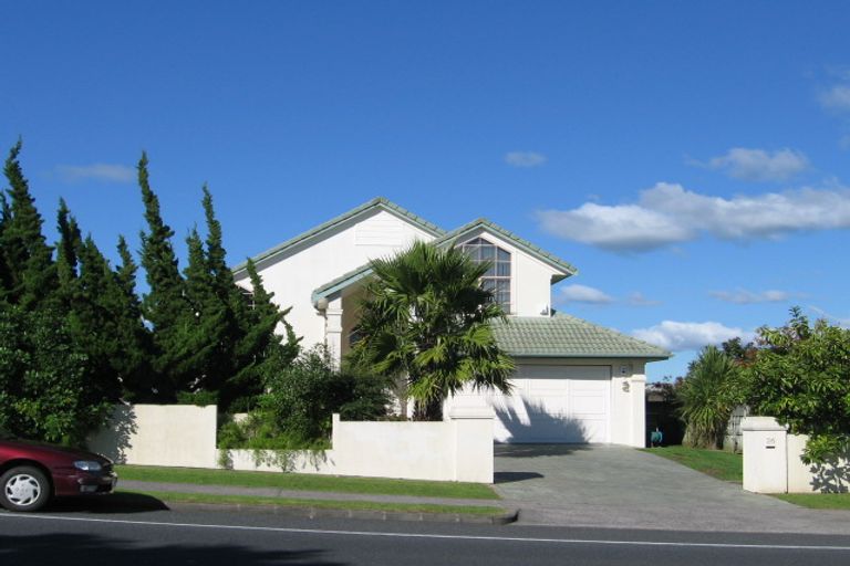 Photo of property in 36 Whitford Road, Botany Downs, Auckland, 2014