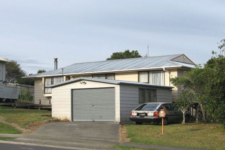 Photo of property in 24 Hueglow Rise, West Harbour, Auckland, 0618
