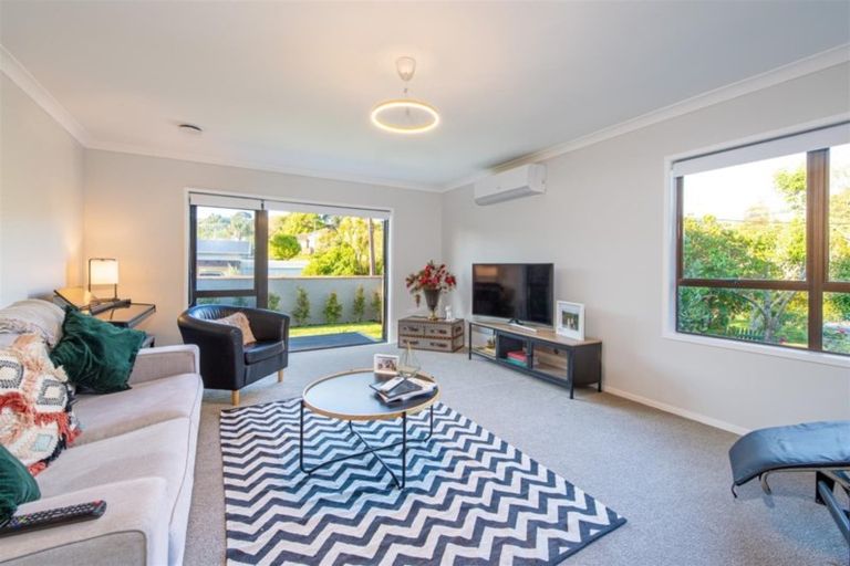 Photo of property in 8a Westbourne Road, Murrays Bay, Auckland, 0630