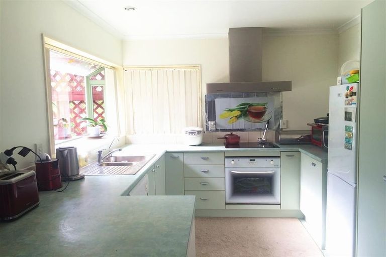 Photo of property in 4 Baltic Place, Goodwood Heights, Auckland, 2105