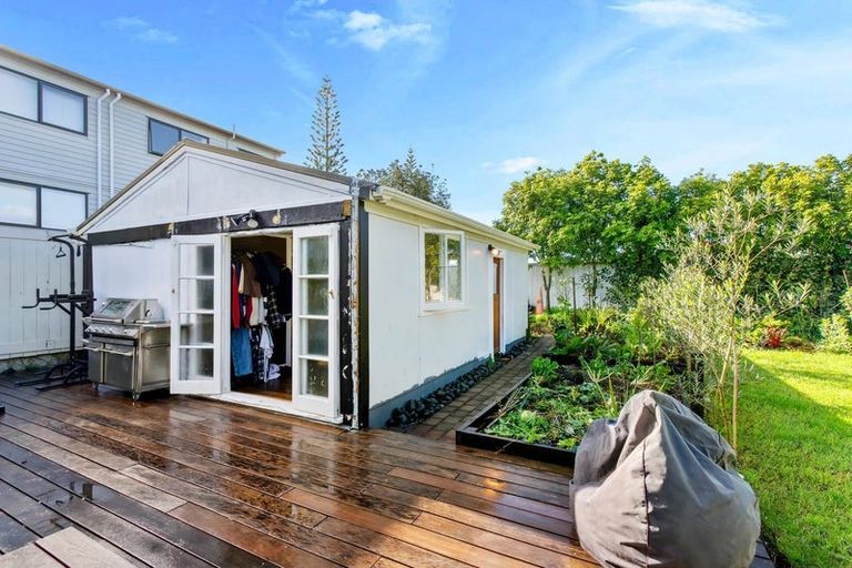 Photo of property in 15 Kingdale Road, Henderson, Auckland, 0610
