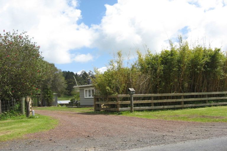 Photo of property in 140 Foster Road, Kumeu, 0891