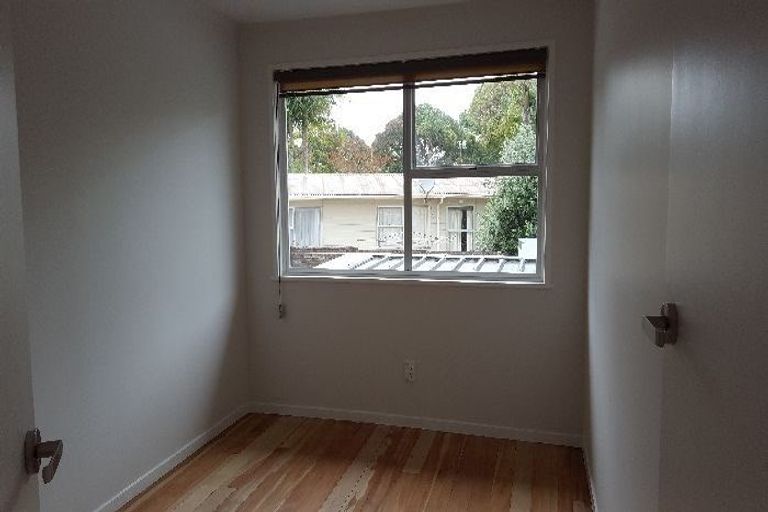 Photo of property in 21 Normanton Street, Glenfield, Auckland, 0629