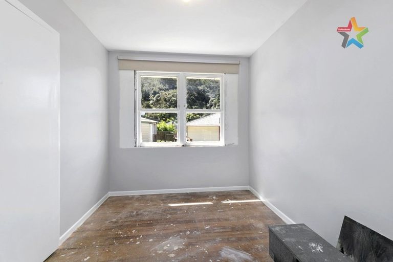 Photo of property in 21 Shackleton Grove, Stokes Valley, Lower Hutt, 5019