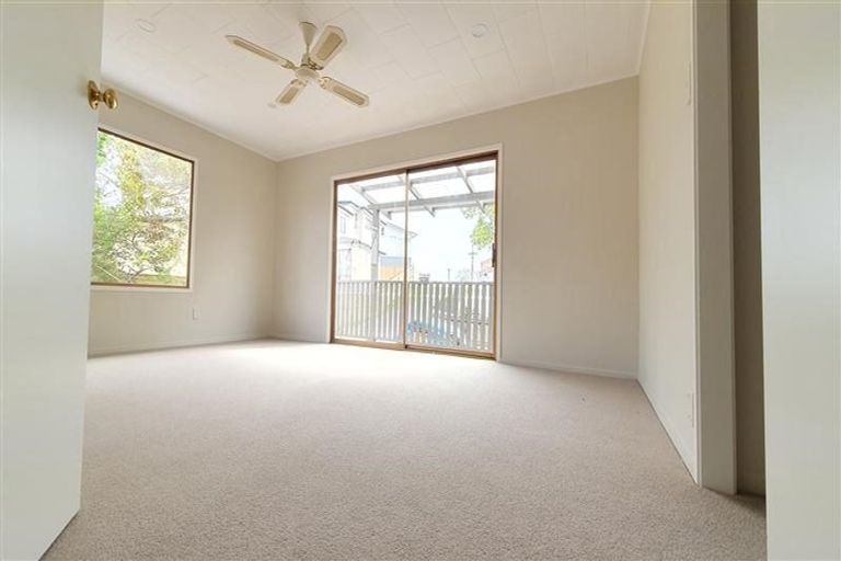Photo of property in 72 Seaview Road, Glenfield, Auckland, 0629