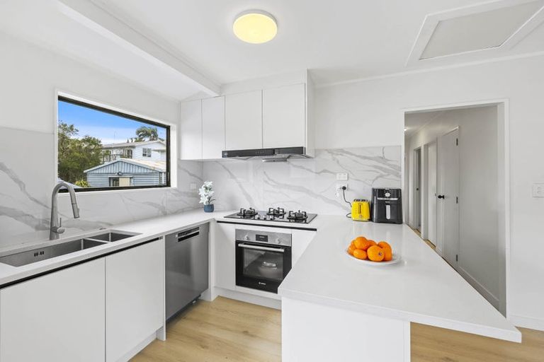 Photo of property in 2/10 Ennis Avenue, Pakuranga Heights, Auckland, 2010