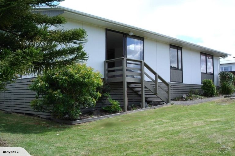 Photo of property in 1/4 Hanson Place, West Harbour, Auckland, 0618