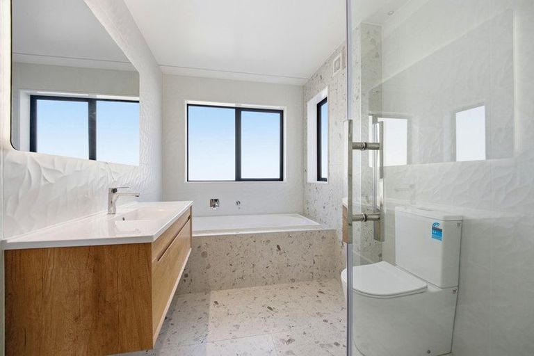 Photo of property in 2/8 Park Rise, Campbells Bay, Auckland, 0630