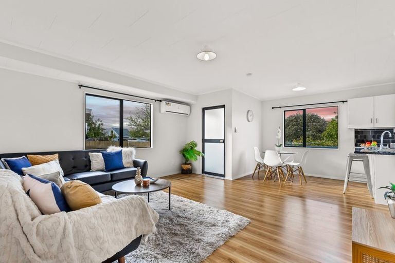 Photo of property in 2/12 Cameron Place, Ranui, Auckland, 0612