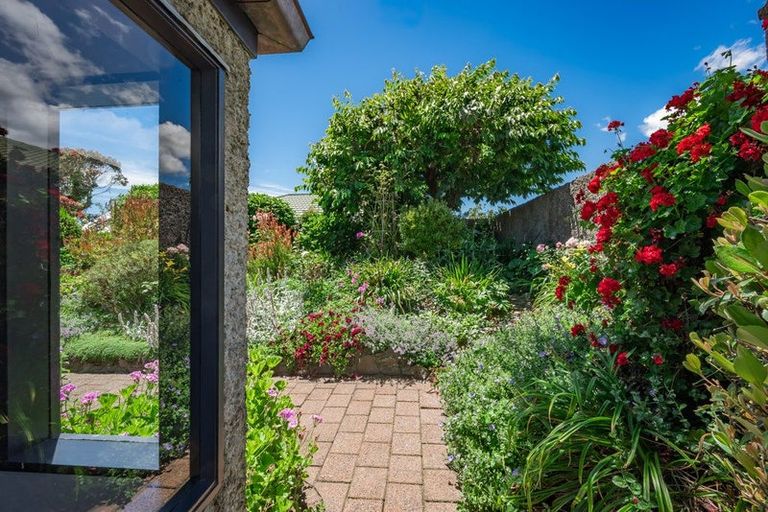 Photo of property in 11 Walnut Grove, Waikanae, 5036