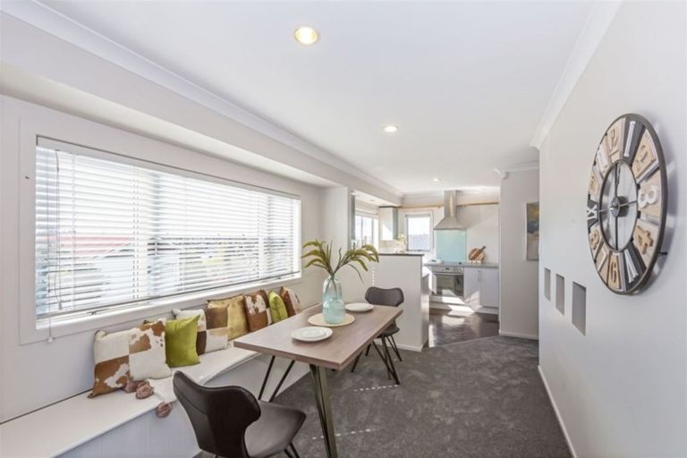 Photo of property in 69 Buscomb Avenue, Henderson, Auckland, 0610