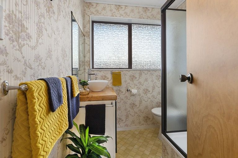 Photo of property in 5/4 Stewart Drive, Newlands, Wellington, 6037