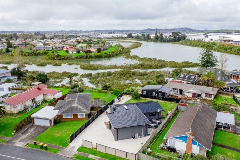 Photo of property in 147 Edgewater Drive, Pakuranga, Auckland, 2010