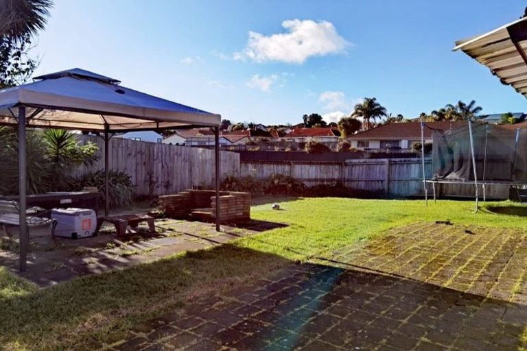 Photo of property in 16 Mirrabooka Avenue, Botany Downs, Auckland, 2010