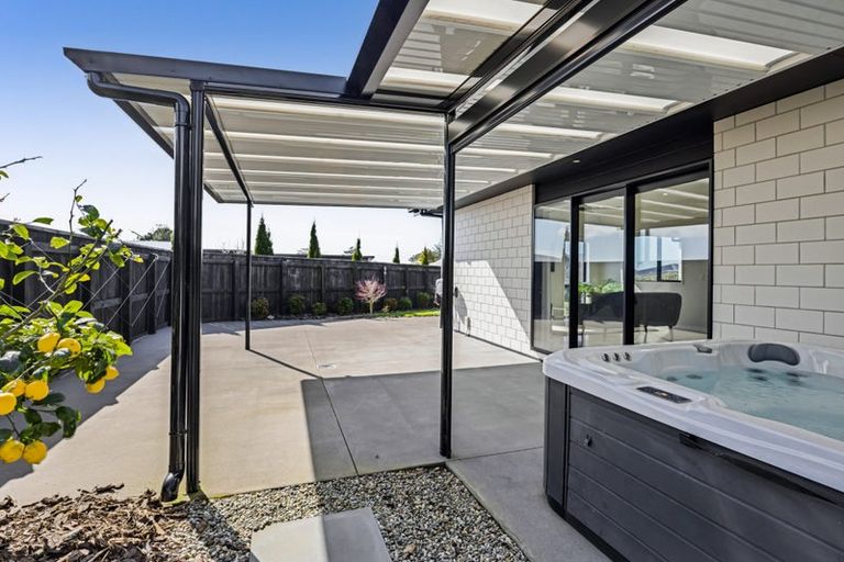 Photo of property in 5 Aheahea Way, Hurworth, New Plymouth, 4310