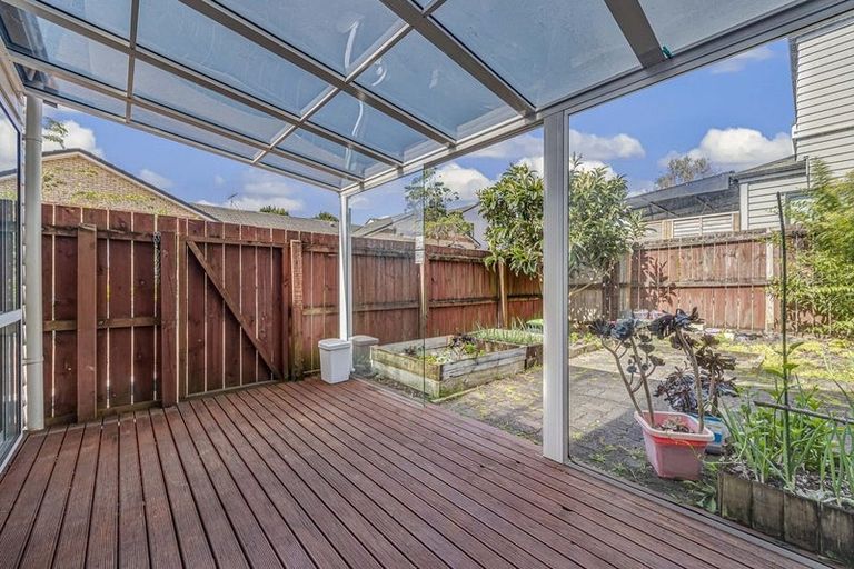 Photo of property in 8/30 John Jennings Drive, Oteha, Auckland, 0632