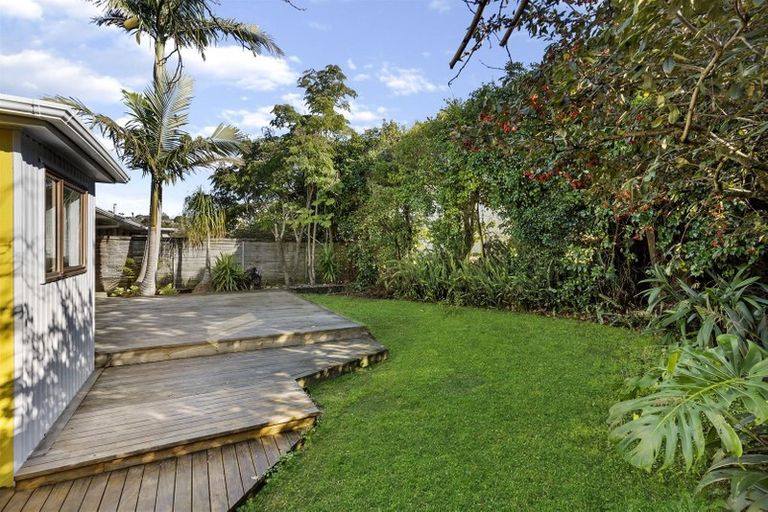 Photo of property in 2/25 Mannering Place, Hillcrest, Auckland, 0627