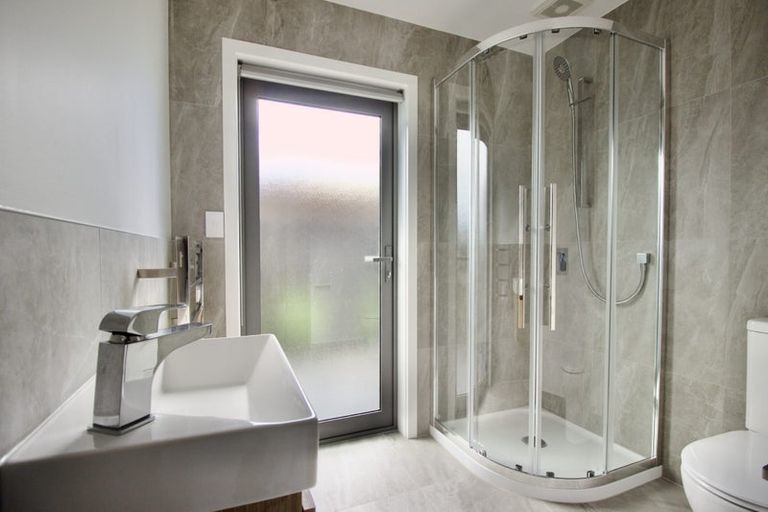 Photo of property in 3/94 Target Road, Totara Vale, Auckland, 0629