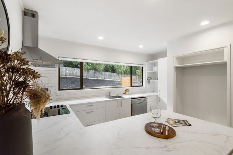 Photo of property in 2/7 Tallington Crescent, Torbay, Auckland, 0630