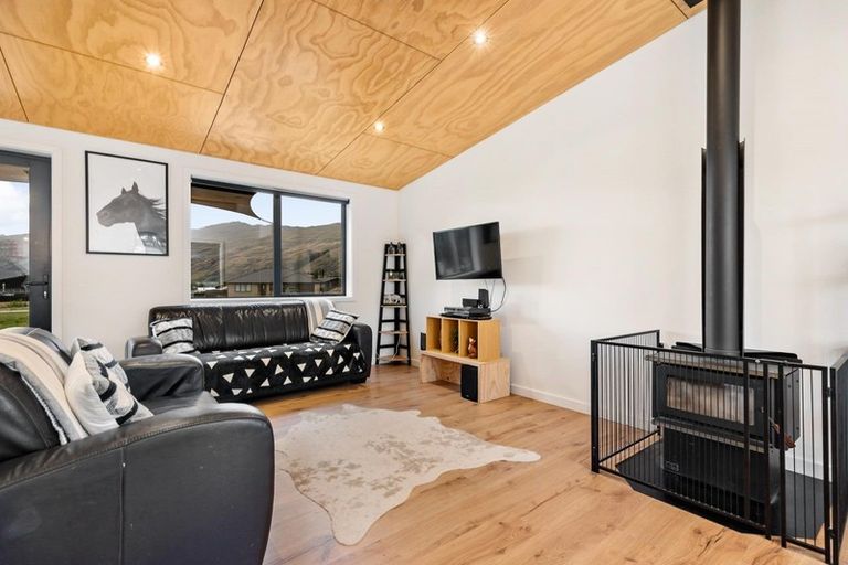 Photo of property in 13 Lakefield Close, Kingston, Athol, 9793