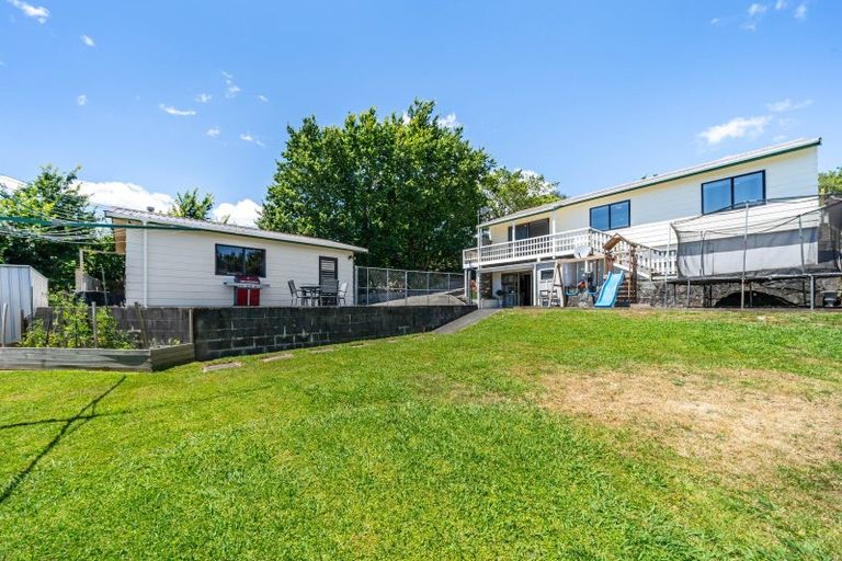 Photo of property in 2 Oaklands Grove, Clouston Park, Upper Hutt, 5018