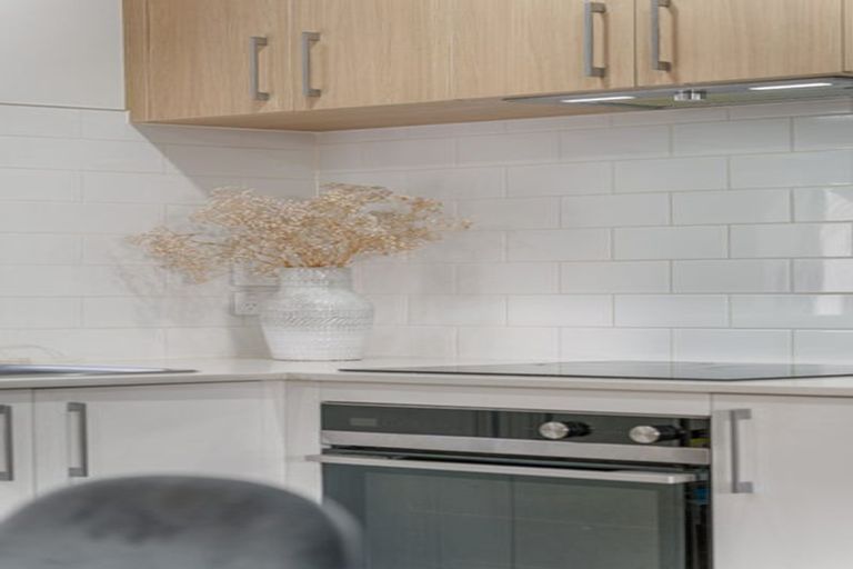 Photo of property in 2/4 Harry Ward Place, Henderson, Auckland, 0610